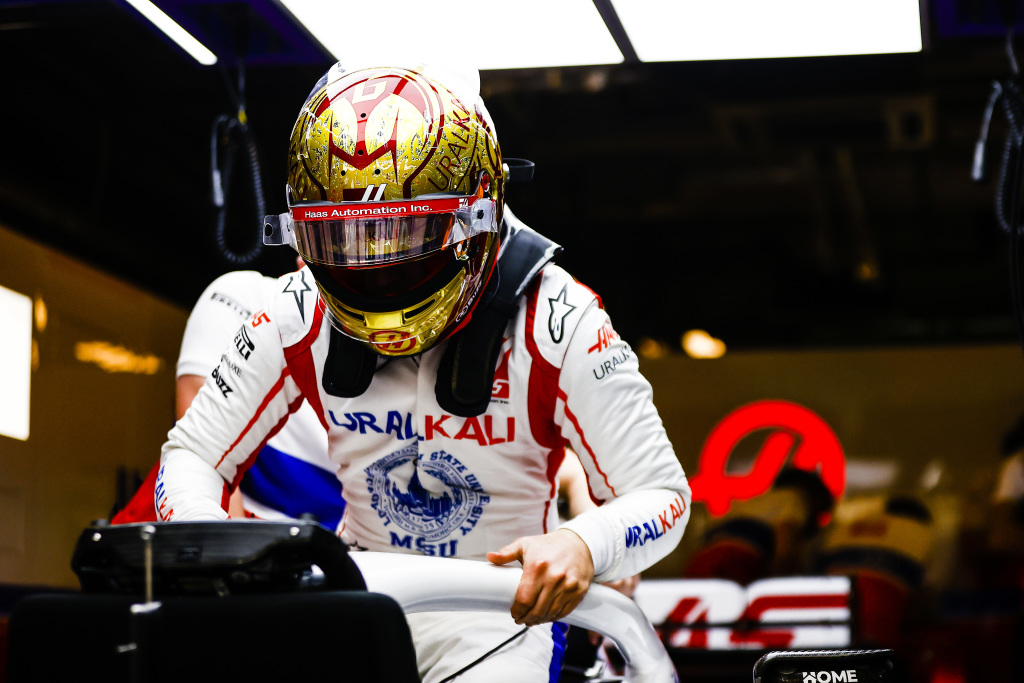 Nikita Mazepin in his special Abu Dhabi GP helmet, Uralkali Haas F1 Team